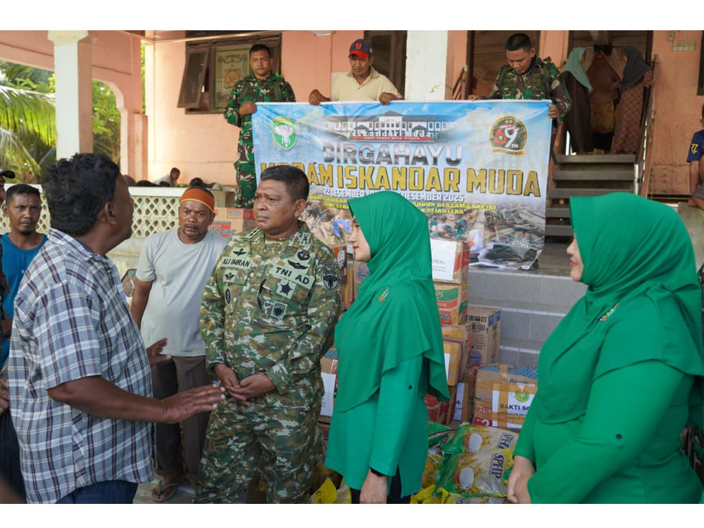 Danrem 011 Lilawangsa Kol Inf Ali Imran Bersama Ketua Persit KCK Ny Dini Imran Serahkan Bantuan untuk Korban Banjir Bandang di Aceh Utara