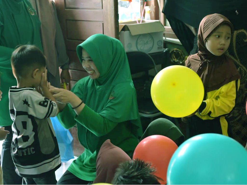 Anggota Persit Pidie Jaya Bikin Anak-anak Korban Banjir Aceh Kembali Tersenyum