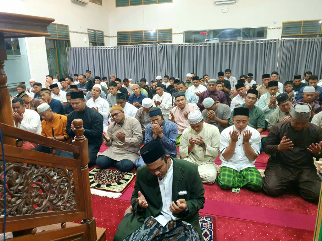 Salat Tarawih Pertama Ramadan 2026 Prajurit TNI dan Keluarga serta Warga Padati Masjid Al-Fitrah