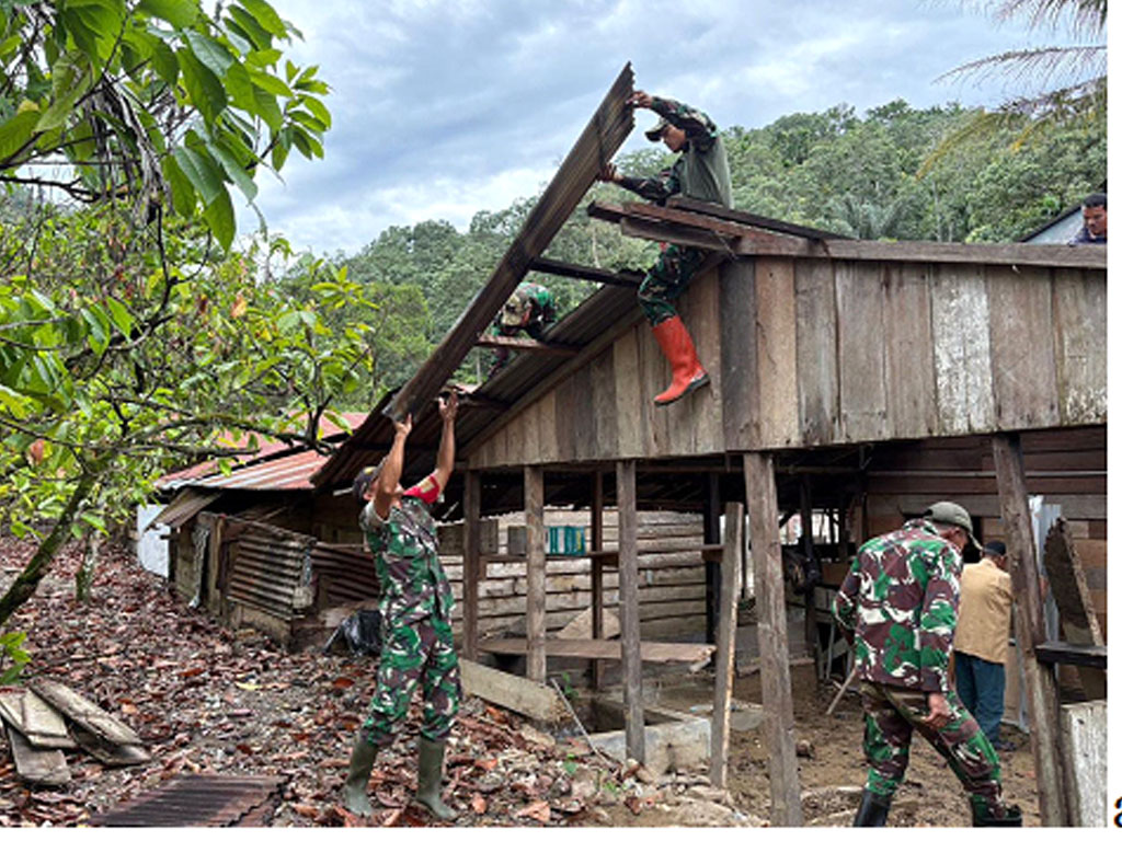 Personel TNI Bantu Bongkar dan Perbaiki Rumah Warga yang Tertimbun Longsor di Gayo Lues