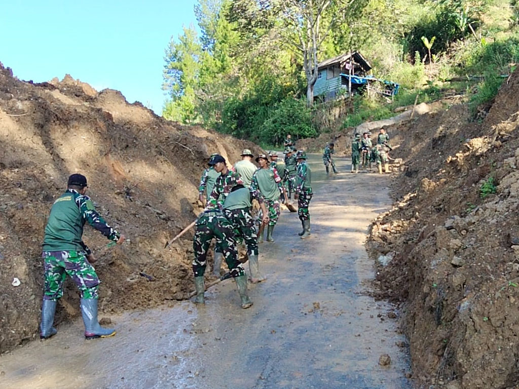 Dandim 0106 Aceh Tengah Letkol Inf Raden Herman Sasmita Kerahkan Prajurit TNI Perbaiki Jalan Tertimbun Longsor di Kebayakan