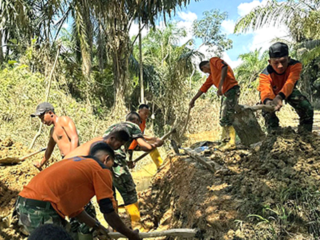 Prajurit TNI Rampungkan Jembatan Aramco Wujudkan Harapan Warga Aceh Tamiang