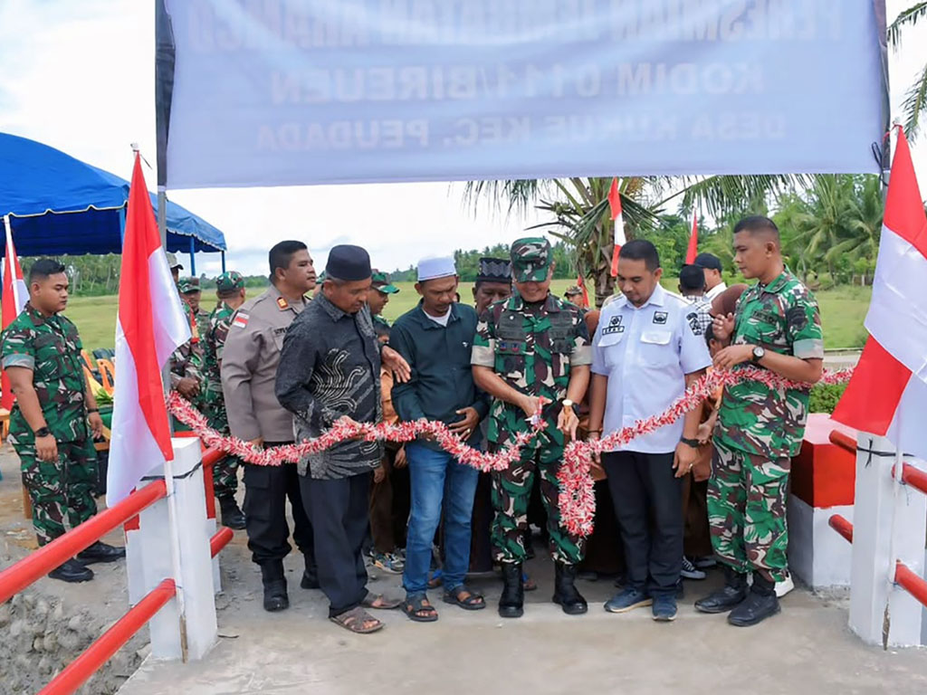 Dandim 0111 Bireuen Letkol Arh Luthfi Novriadi Resmikan Jembatan Aramco Peudada di Aceh